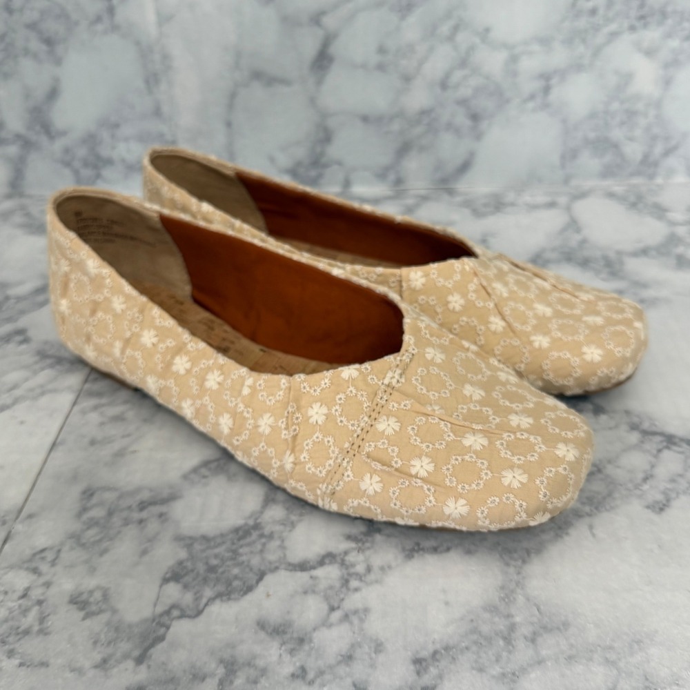Korks Ballet Flats 8 Tan Floral Embroidered Round Toe Slip On